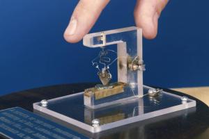 Der erste Transistor: Datum und Geschichte der Erfindung, Funktionsprinzip, Zweck und Anwendung